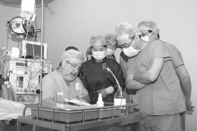 多(duō)國(guó)整形專家(jiā)獻技(jì)重慶愛德華醫院有限公司(圖)