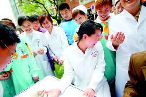 昨日(rì)醫(yī)生(shēng)護士集體(tǐ)獻血