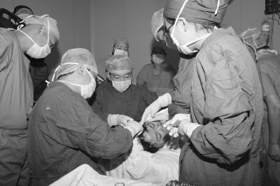 多(duō)國(guó)整形專家(jiā)獻技(jì)重慶愛德華醫院有限公司(圖)